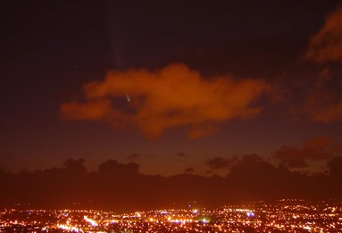 Peter Mayhill; Look to the West; Comet McNaught, west of Mt Eden, Jan 22, 8 sec