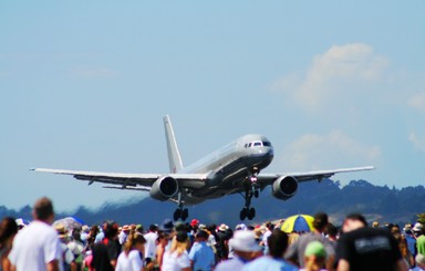 Frank Wan; Boeing 757 Over The Crowd; Taken at Royal NZ Air Force Open Day, Boeing 757 reaching the crowd at Whenuapai airforce base, 3 Mar 2007