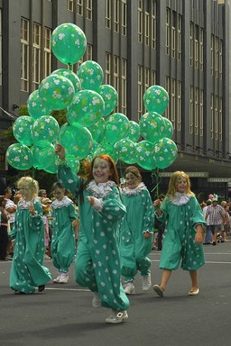 Doug Humby; Green balloons are all go; Irish kids having Irish fun!