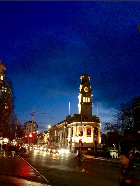 One of the less famous buildings in Auckland is the Town hall on Queen street. It is a center to aucklands Art and a few good restaurants. This photo was taken at Auckland Town Hall