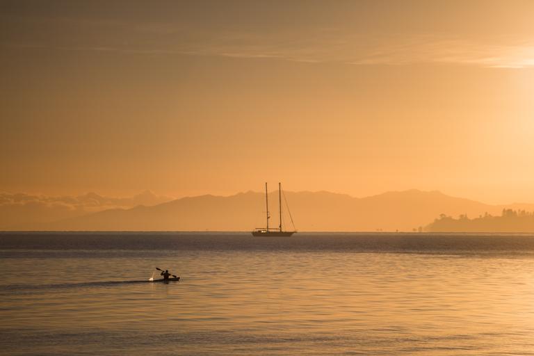  F4.0 1/6400 ISO100kayaking in the morning light at Kohimarama, the early paddler catches the sunrise