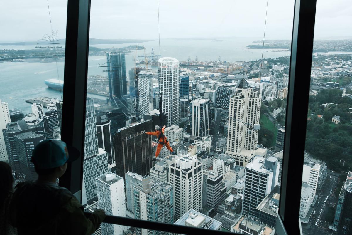 Minxi Sun;Bucket list;An old lady jumped down from sky tower