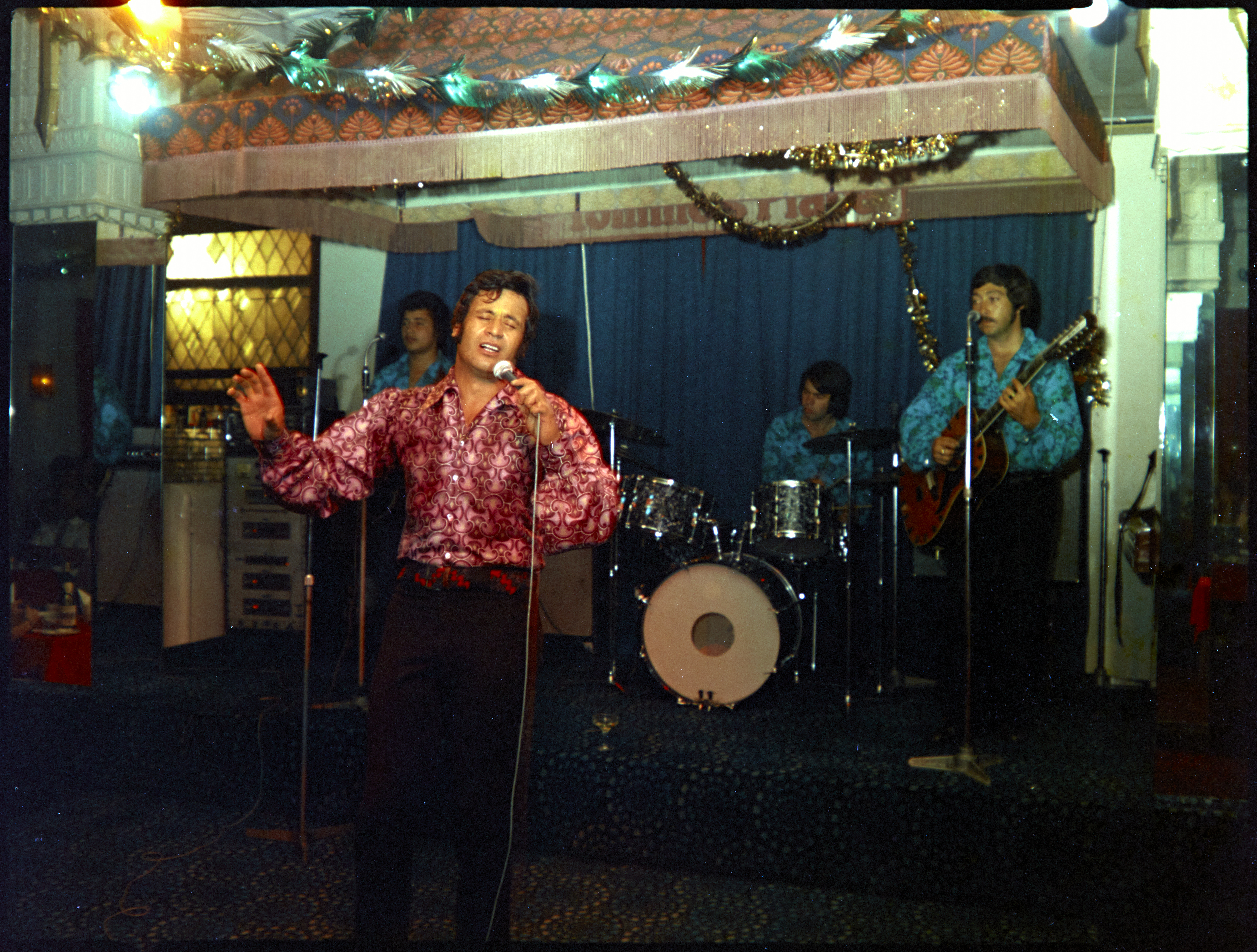 Howard Morrison at the Station Hotel, 1971 (Auckland Libraries Heritage Collections 1269-19711229-13)