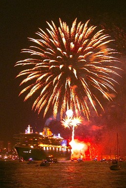 Angela Luo;Beautiful firework farewell Queen Mary II in Auckland waterfront Thousands Aucklander farewell Queen Mary II on her first visit NZ