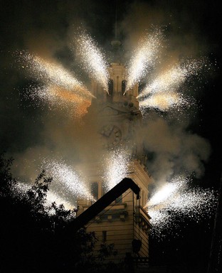 Graeme Reeves; Auckland Town Hall Fireworks AK05; Taken February 2005