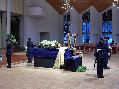  Four members of NZ's armed forces stand guard around Sir Ed's coffin the day before his funeral