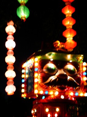 1 of 33 pictures taken at this year's Lantern Festival. One attraction that caught my eye at the festival was this Robot-Man funfair ride. His bright and blinking neon lights, together with the lanterns' delicate radiance made the atmosphere seem suddenly surreal and dreamlike...