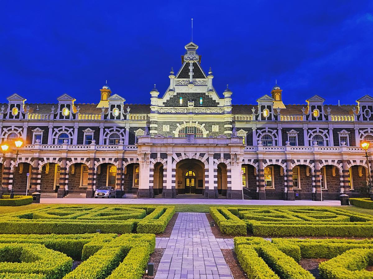 Andy Xu; Dunedin train station