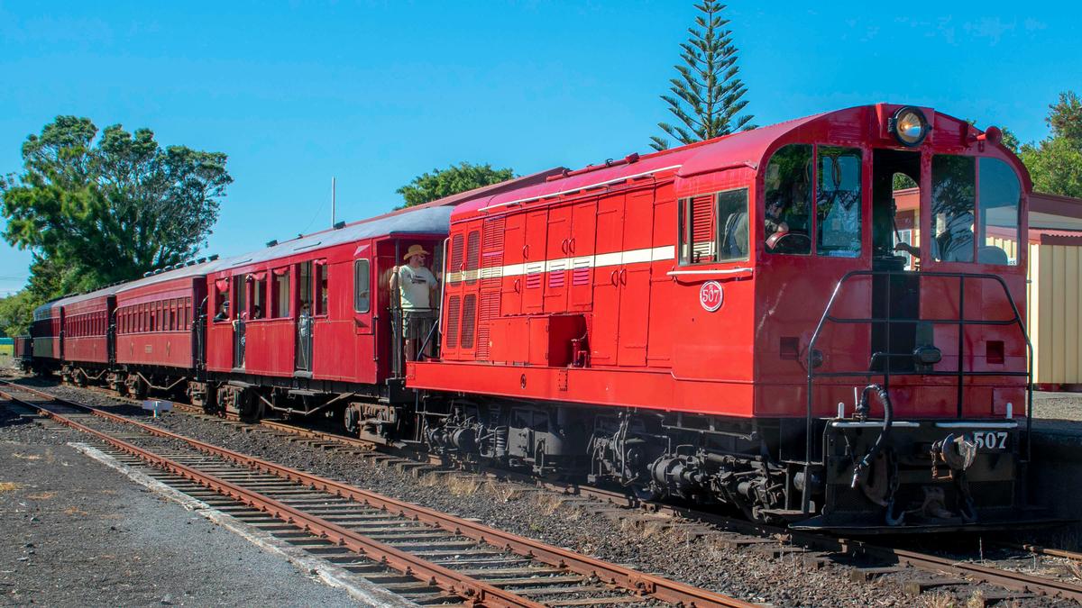 Osbourne; Early Morning Service to Victoria Ave; Hauled by Dᴱ 507/GVR #8.