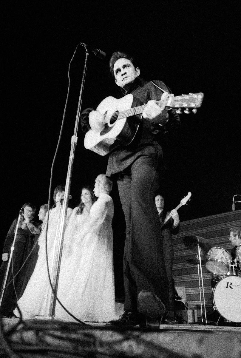 Bruce Jarvis;Johnny Cash ;At the height of his fame, fresh from his own show, and a gig at the White House, Johnny Cash, joined by his wife June Carter, her singing family, and rock pioneer Carl Perkins, brought country music's rich history to life.