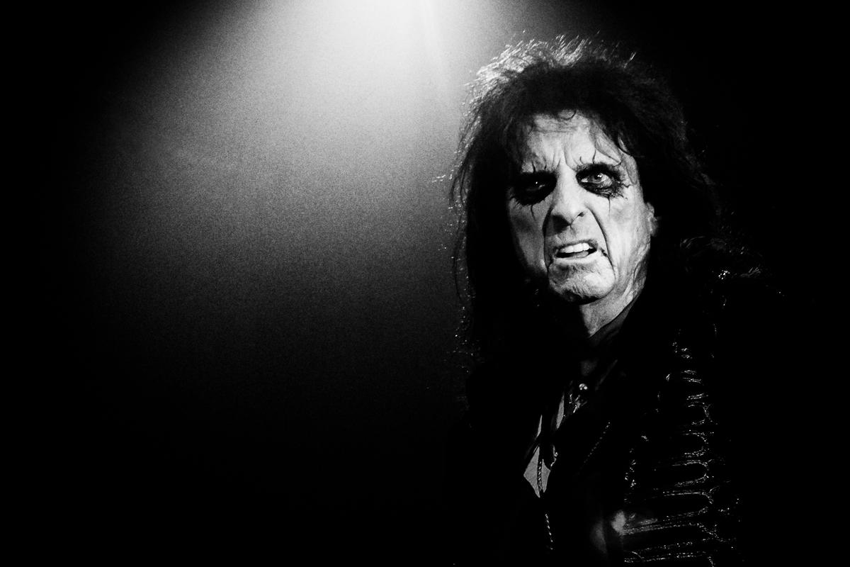 Dave Simpson; Alice Cooper at Trusts Stadium;Eye contact with the prince of darkness.