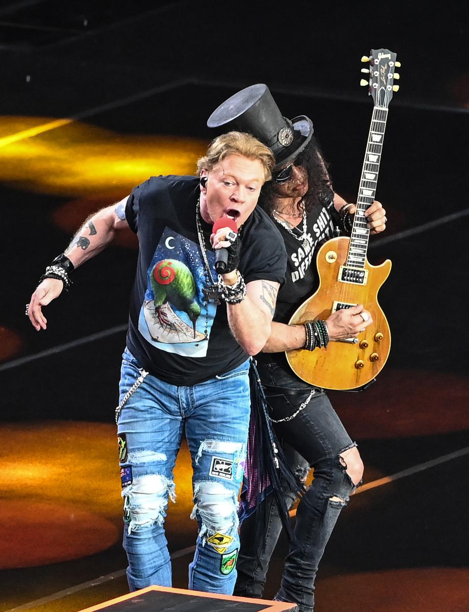 andrew cornaga; G+R; Axl Rose and Slash from rock band Guns n' Roses live in concert at Eden Park in Auckland, New Zealand. Saturday 10 December 2022 © image by  Andrew Cornaga / www.photosport.nz