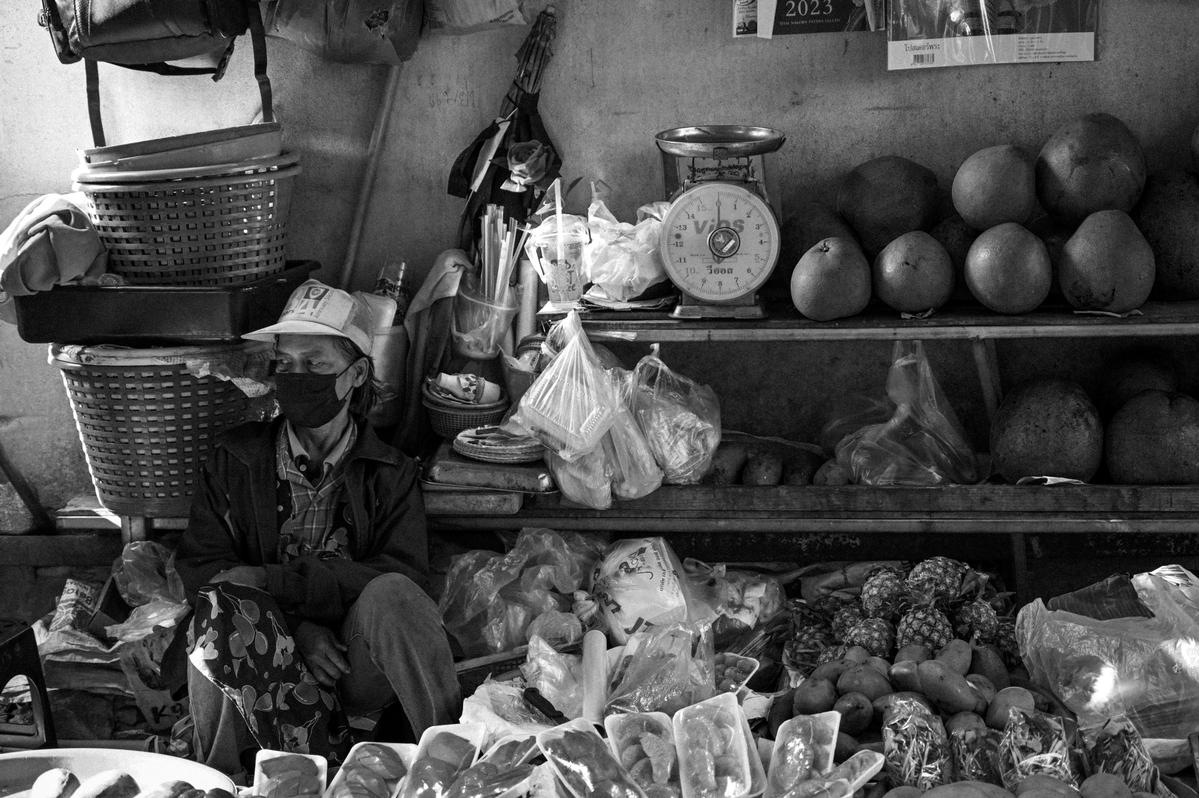 Alison Fan;Mae Klong Train market;Lively chaos and peace of Mae Klong Train Market