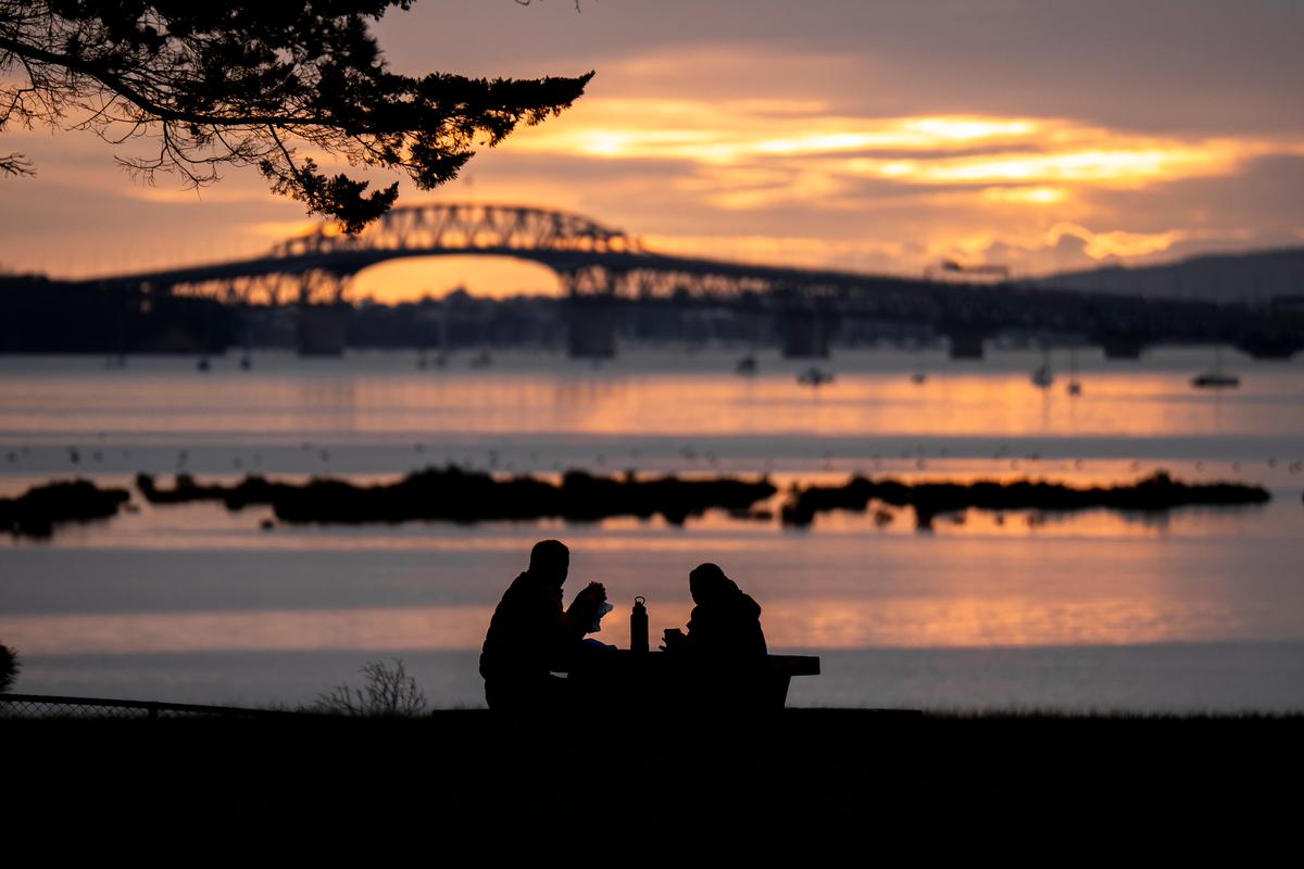 Benjamin Cloke;Dawn Picnic