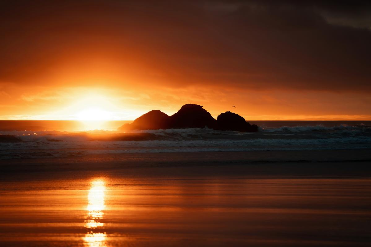 Harry Hochmann;Amazing sunset at the Anawhata beach on a cloudy day for just one minute