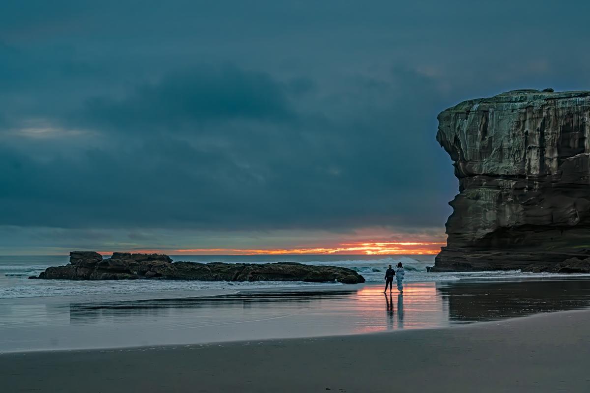 Sung Ho Lee;A stroll in the sunset