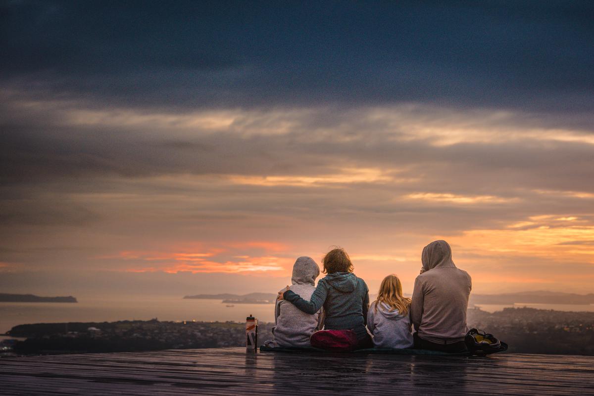 Yanzhen Wu;A family day starts from watching sunrise together