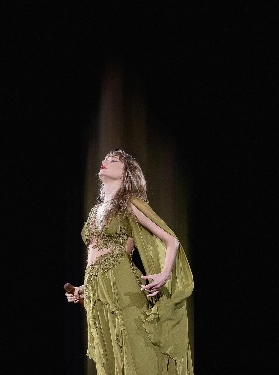 Venla Shalin;Rarest Air;Taylor Swift performs on stage