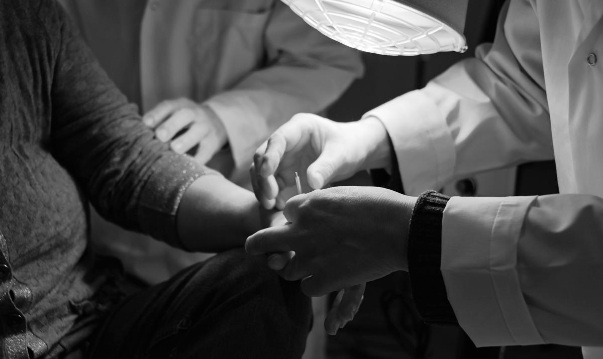 Hyun Duck Park;Applying acupuncture