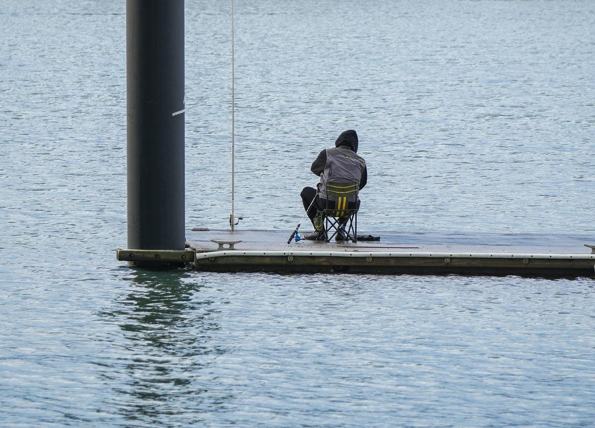 Jiongxin Peng;Fishing Alone