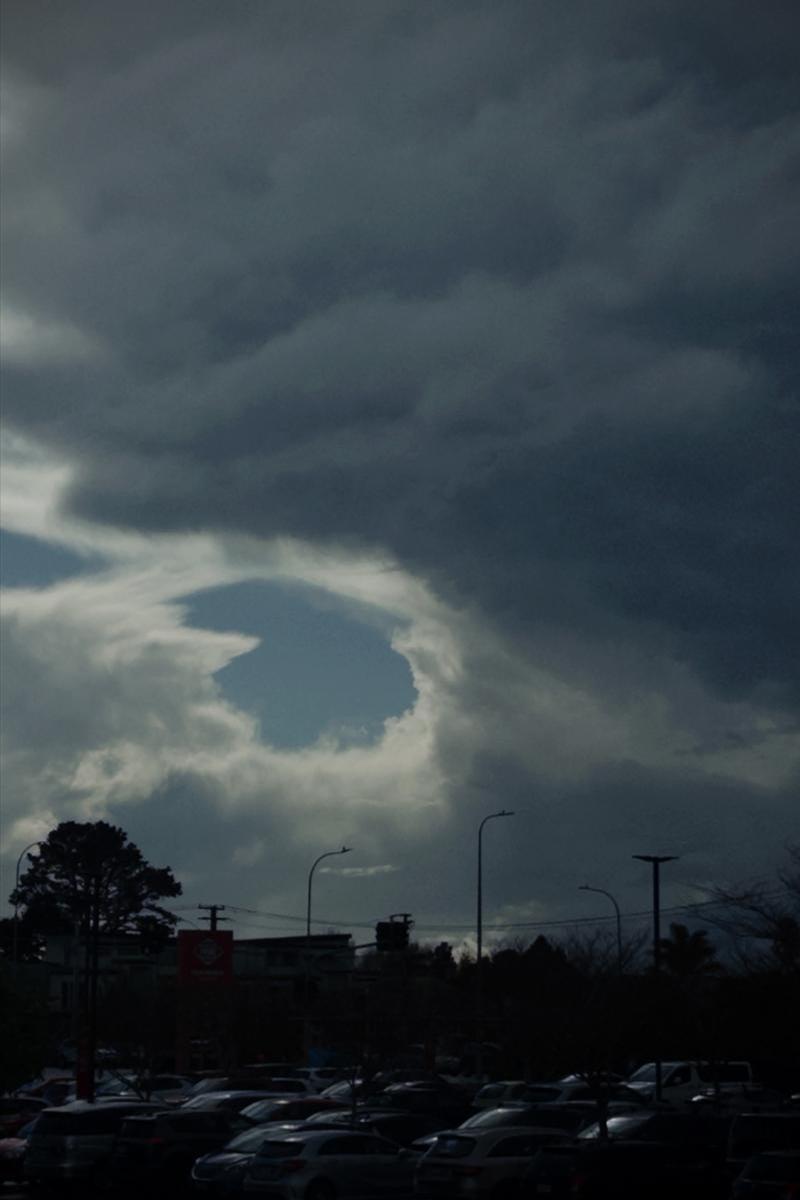 Zee Shake Lee;a hole in the sky